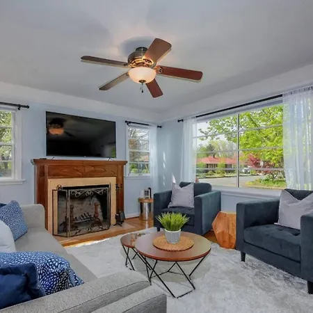 Style Meets Comfort In Beautiful Design Vancouver Exterior photo